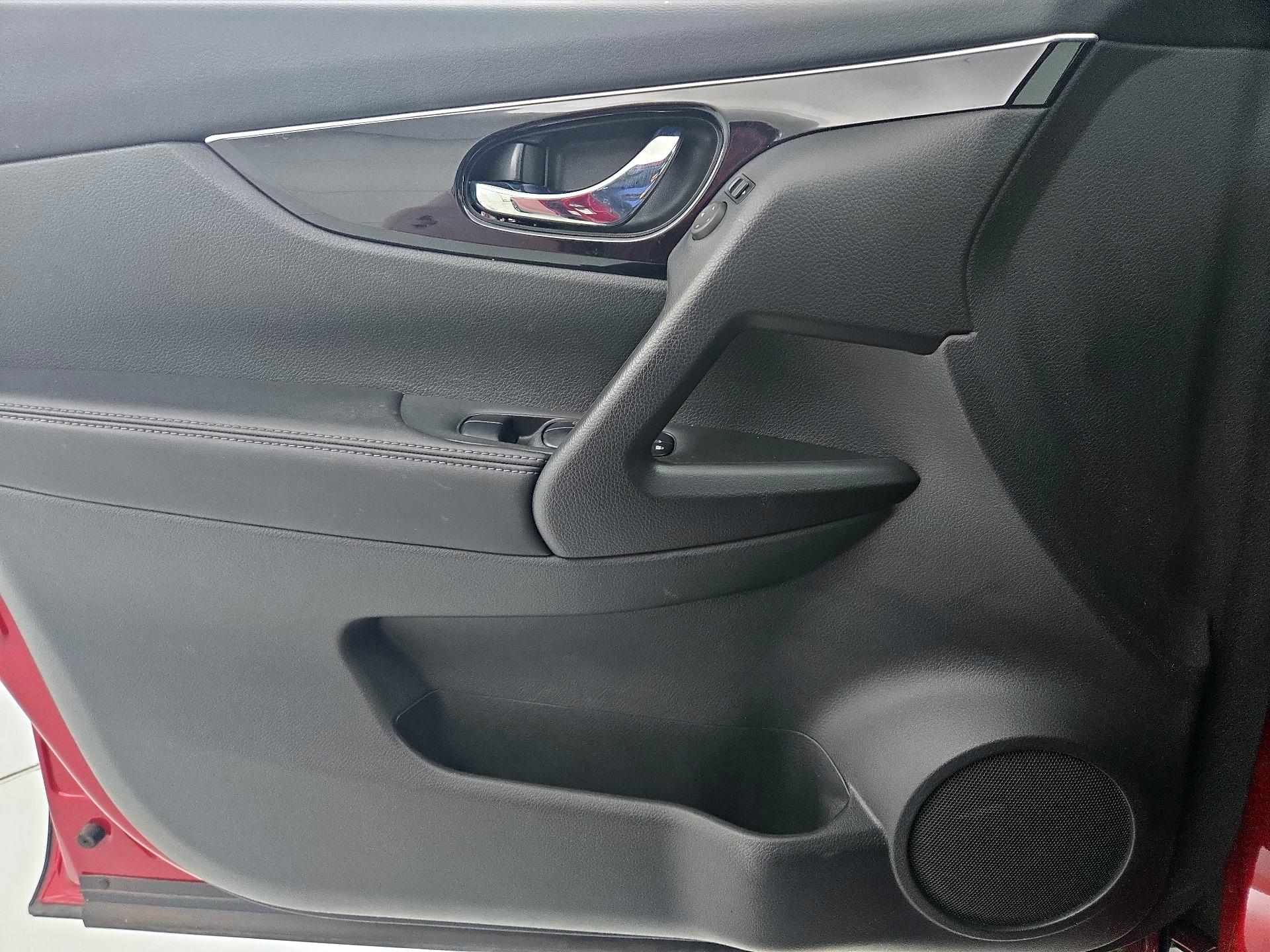 Thumbnail: 2018 Nissan Rogue Sport - 12