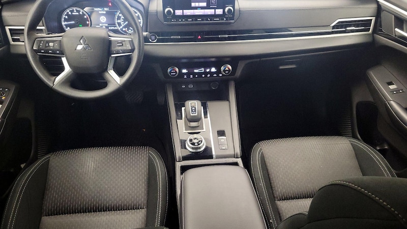 2022 Mitsubishi Outlander ES 9