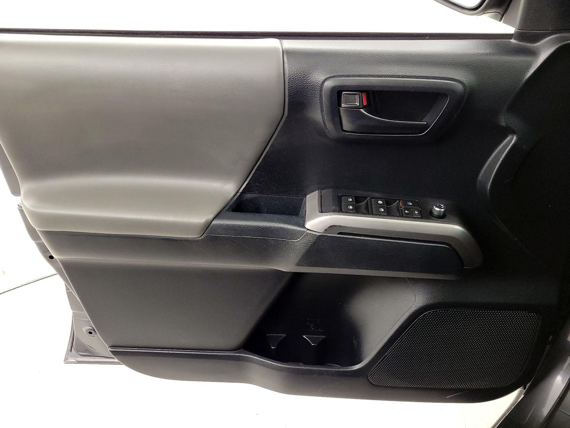 Thumbnail: 2016 Toyota Tacoma - 12
