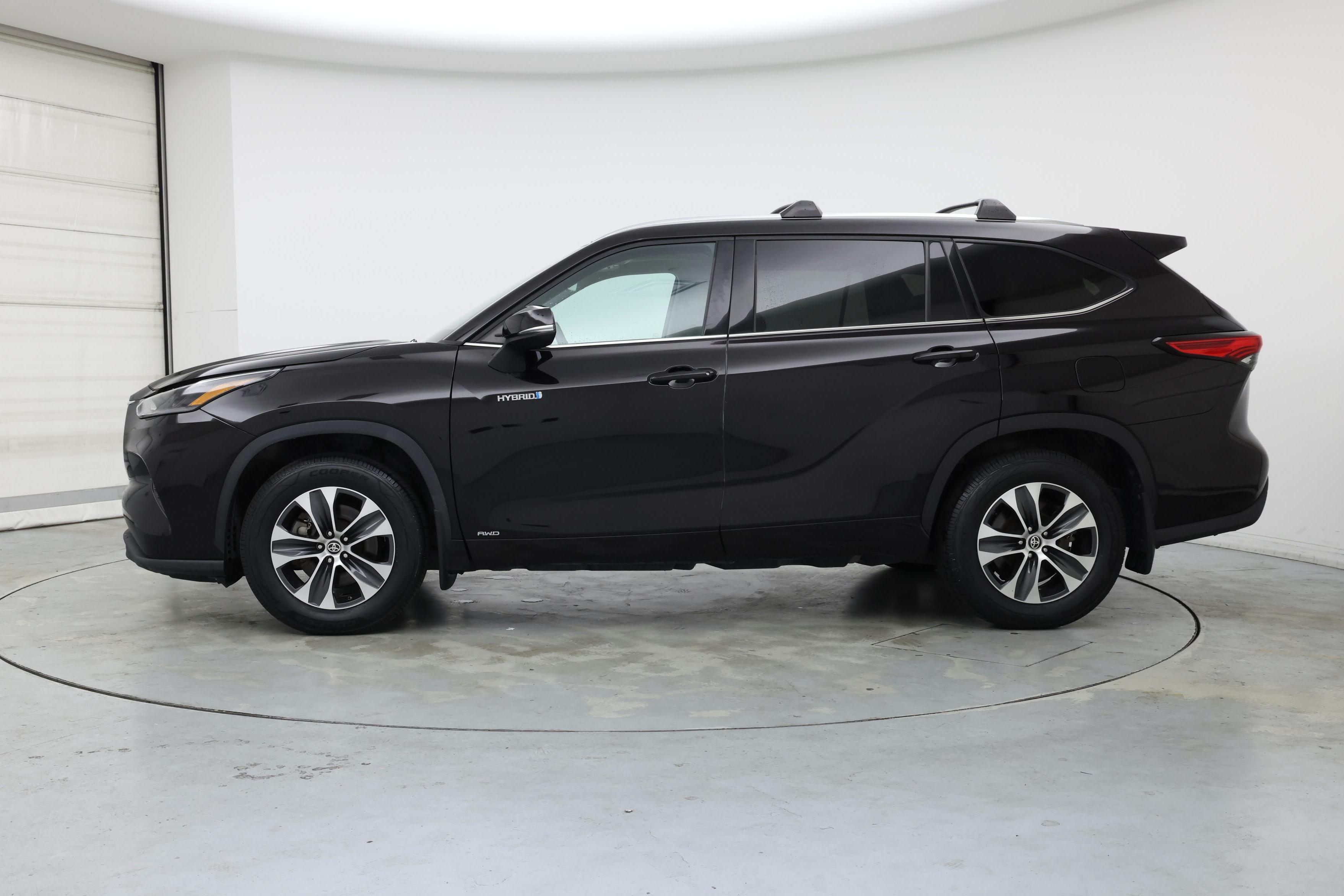 Thumbnail: 2021 Toyota Highlander - 3