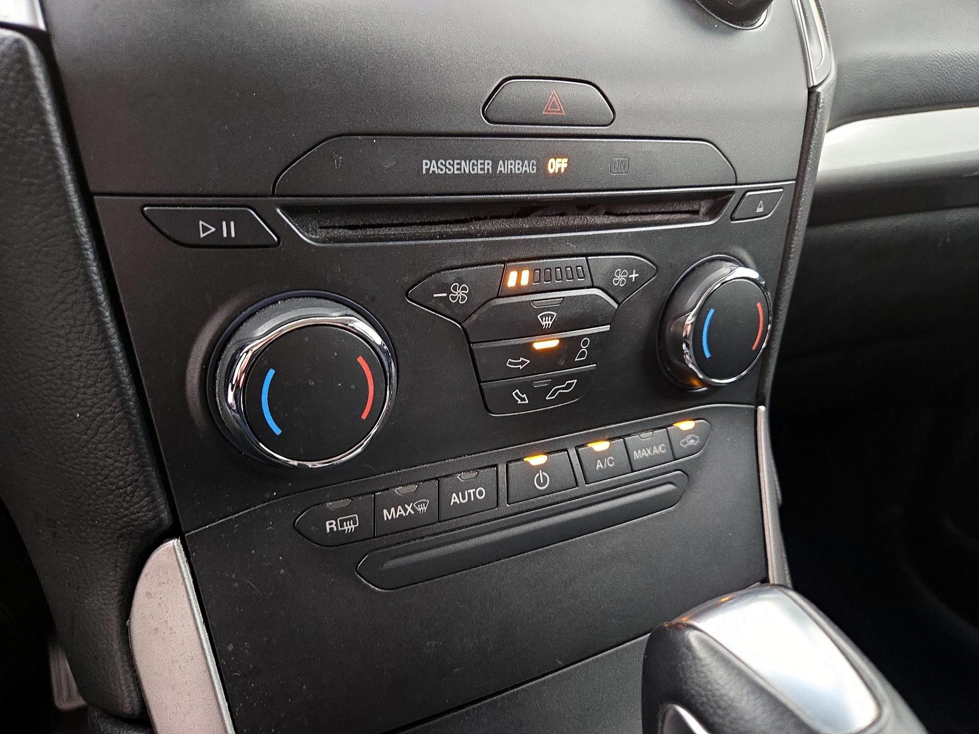 Thumbnail: 2016 Ford Edge - 16