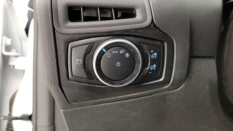 2017 Ford Focus SE 13