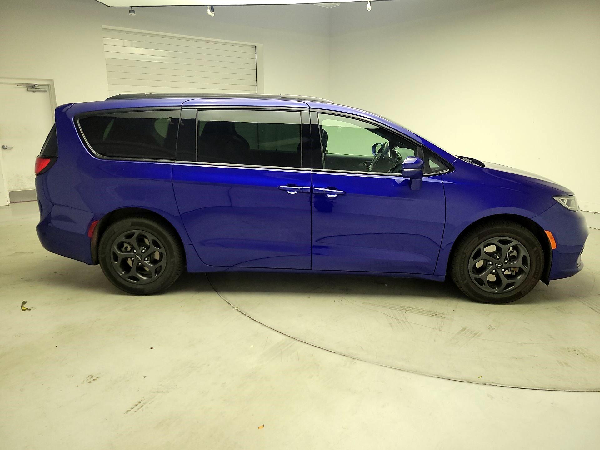 Thumbnail: 2021 Chrysler Pacifica - 4