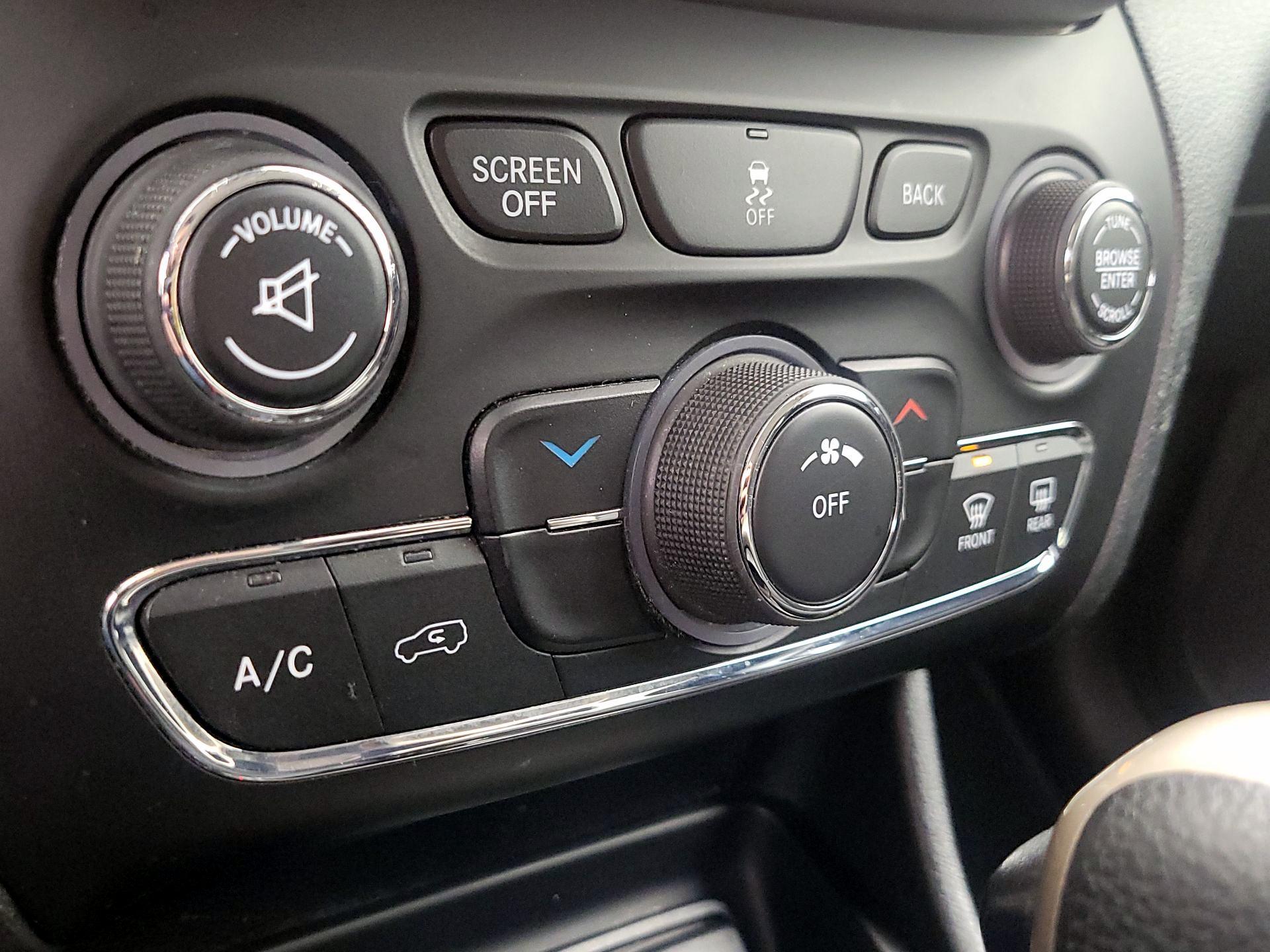 Thumbnail: 2016 Jeep Cherokee - 16