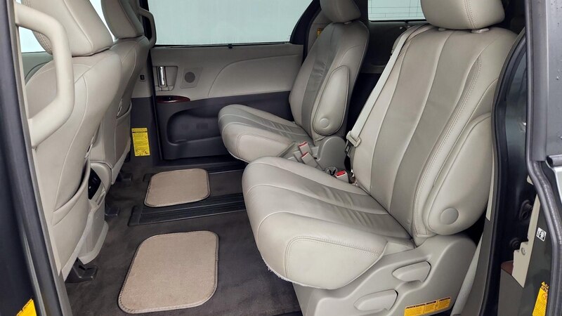 2014 Toyota Sienna XLE 21