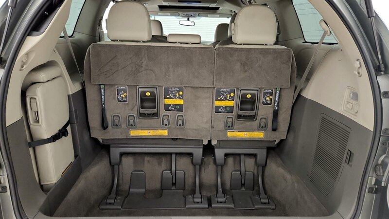 2014 Toyota Sienna XLE 23