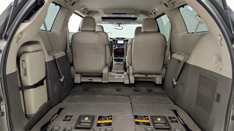 2014 Toyota Sienna XLE 24