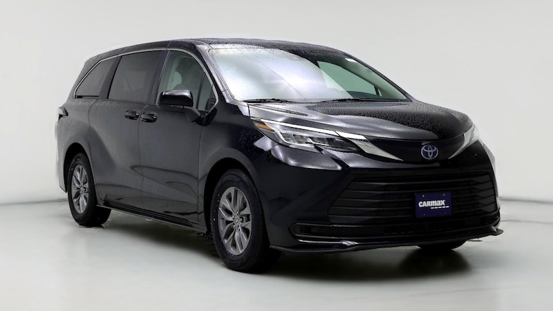 2022 Toyota Sienna LE Hero Image