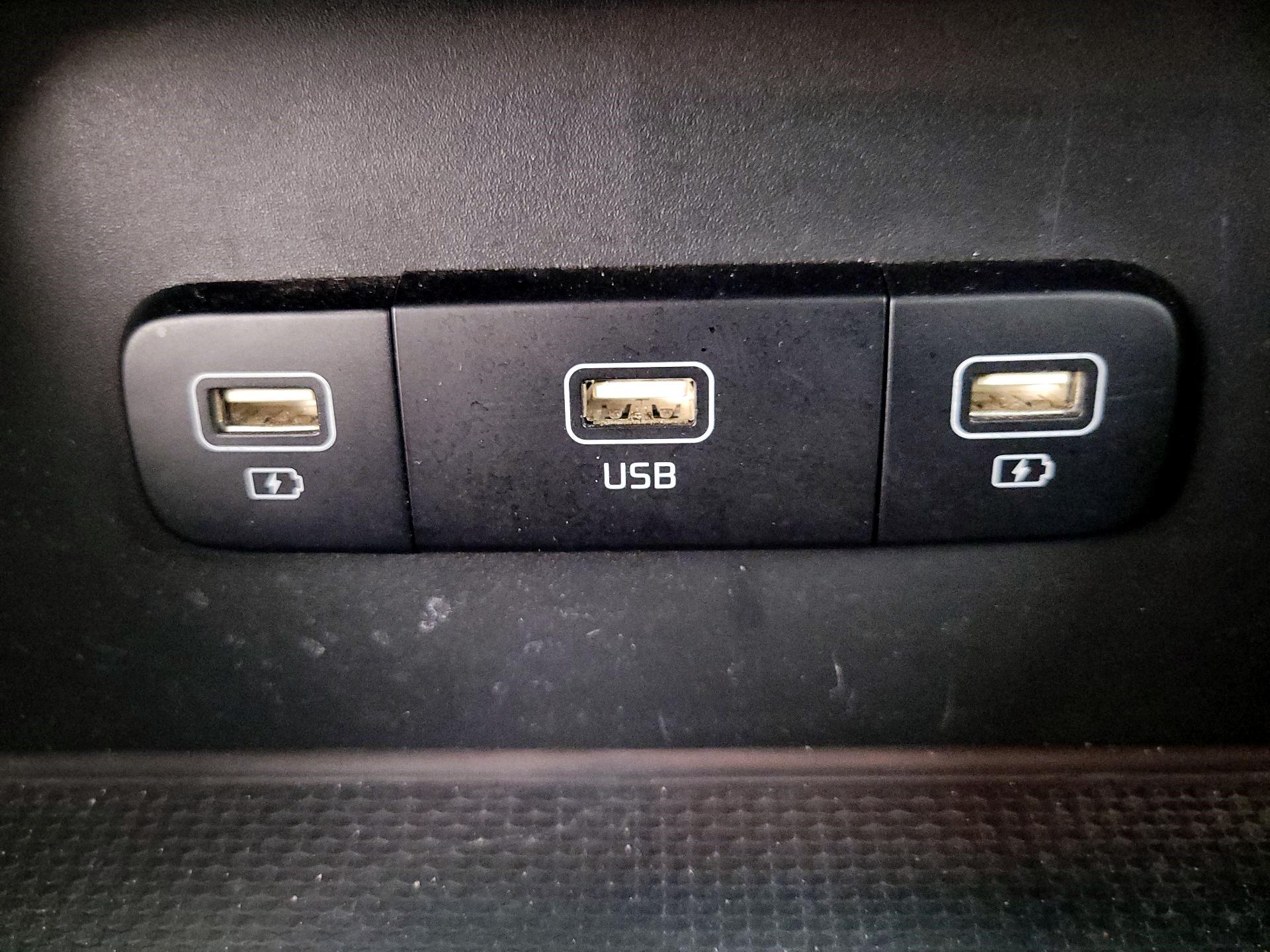 Thumbnail: 2023 Kia Carnival - 18