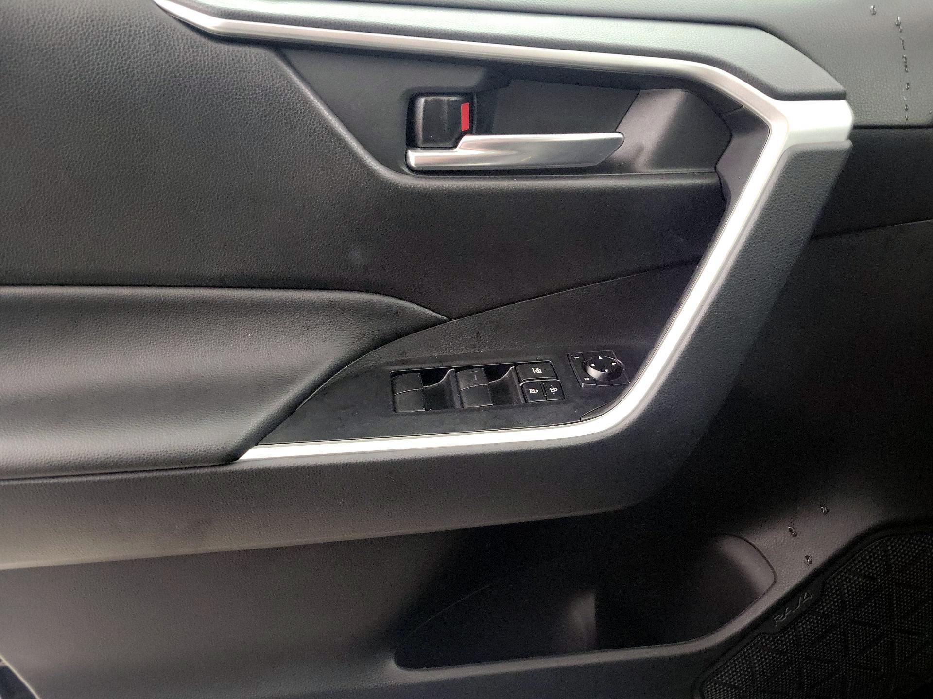 Thumbnail: 2021 Toyota RAV4 - 12