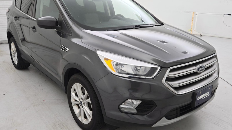 2017 Ford Escape SE Hero Image