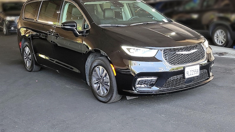 2024 Chrysler Pacifica Hybrid Select Hero Image