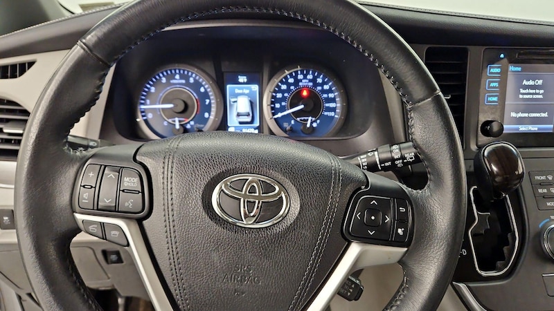 2016 Toyota Sienna XLE 10