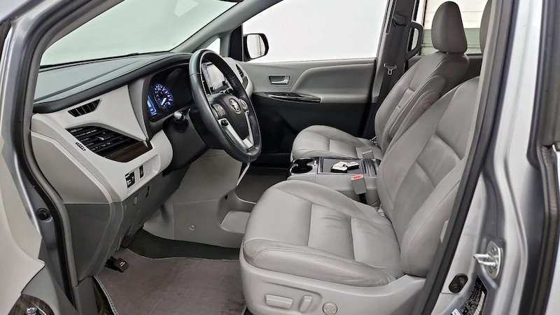 2016 Toyota Sienna XLE 11