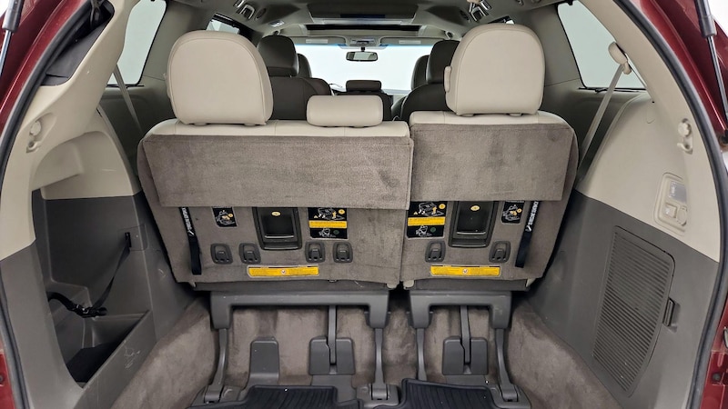 2014 Toyota Sienna XLE 23