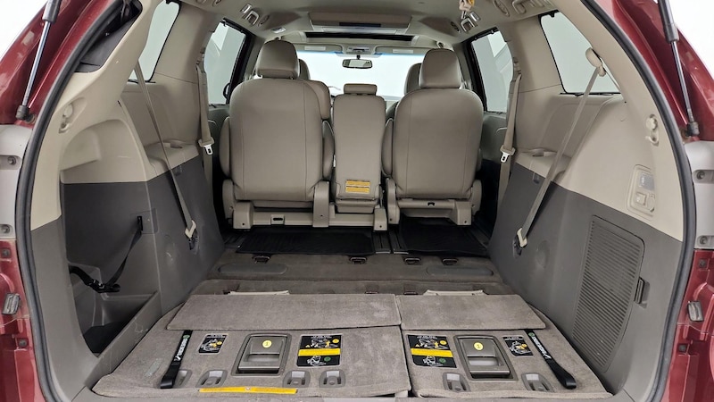 2014 Toyota Sienna XLE 24