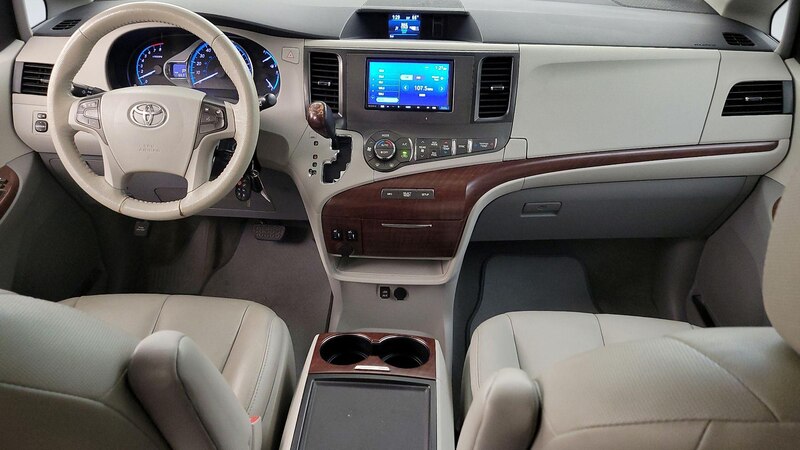 2014 Toyota Sienna XLE 9