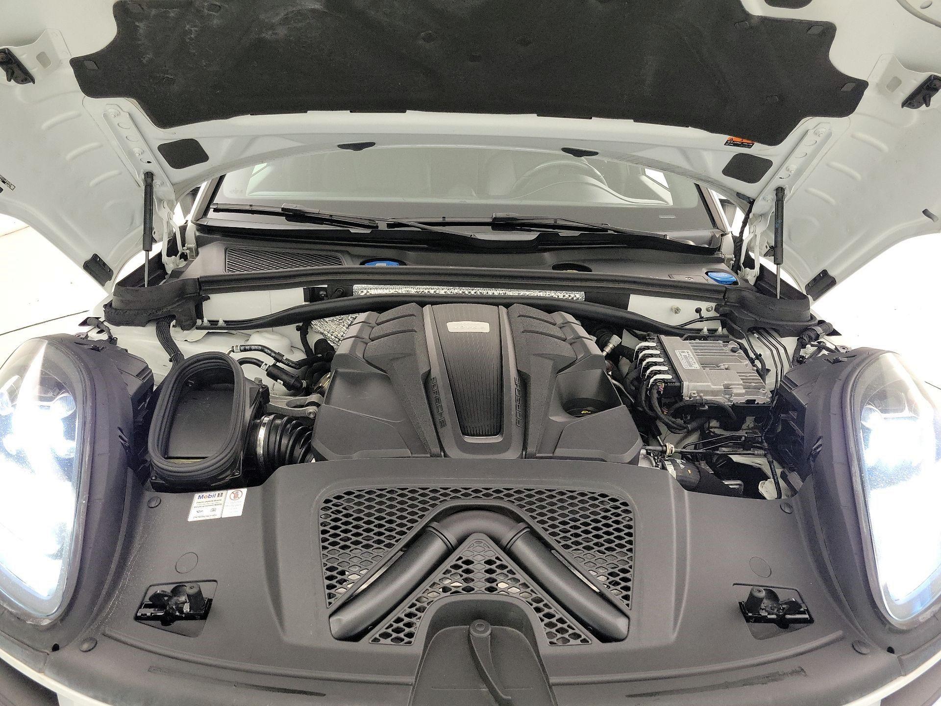Thumbnail: 2020 Porsche Macan - 20