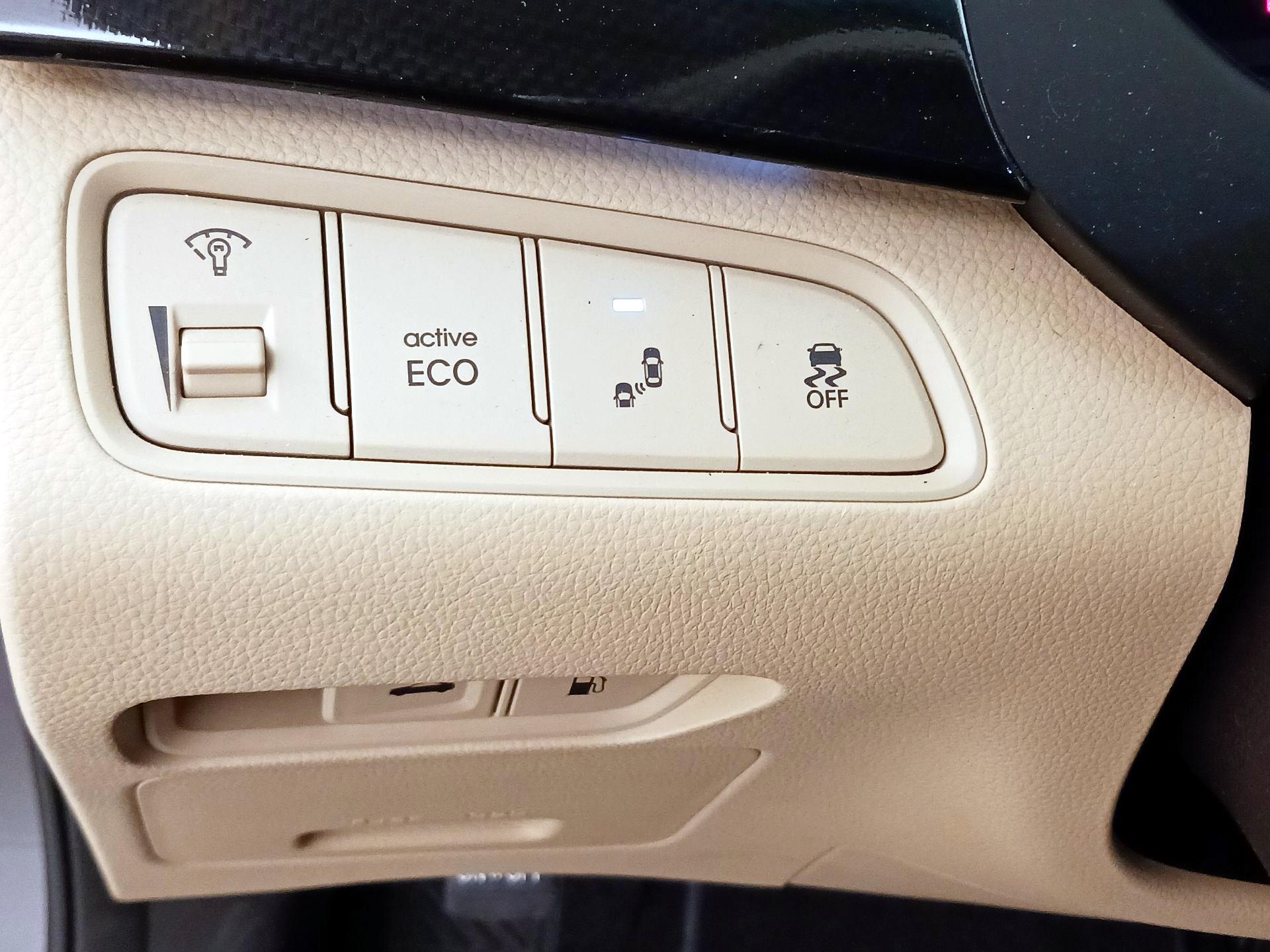 Thumbnail: 2015 Hyundai Azera - 13