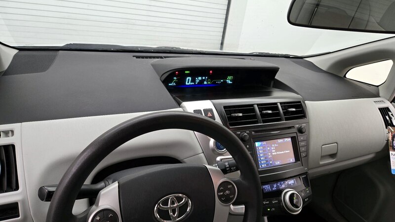 2014 Toyota Prius v Two 9