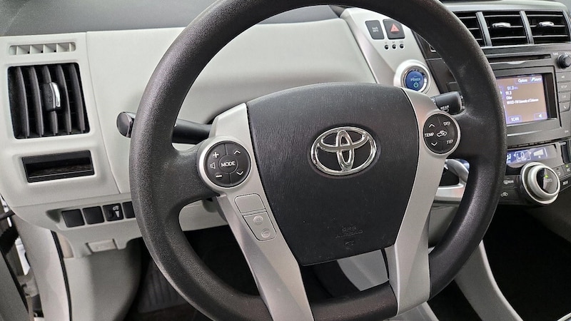 2014 Toyota Prius v Two 10