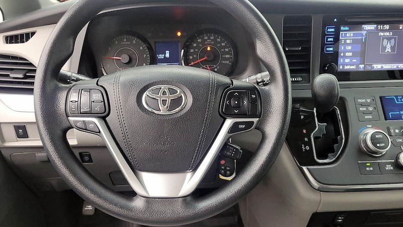 2017 Toyota Sienna LE 10