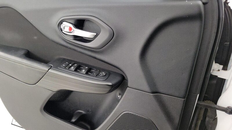 2016 Jeep Cherokee Sport 12