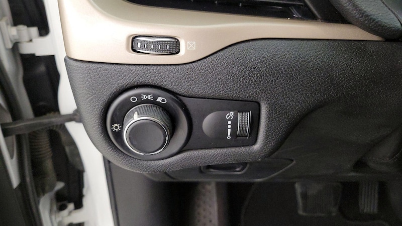 2016 Jeep Cherokee Sport 13