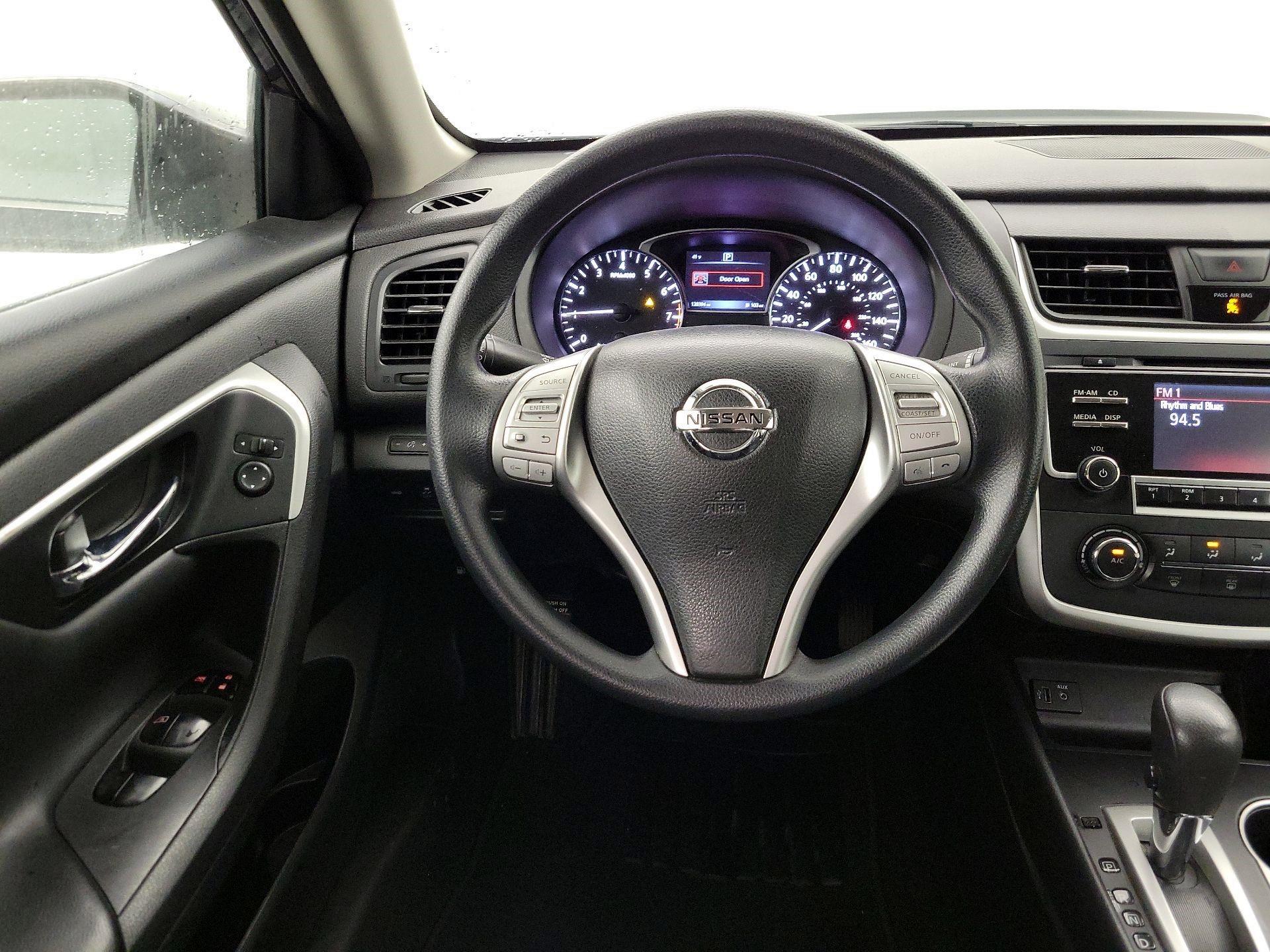 Thumbnail: 2017 Nissan Altima - 10