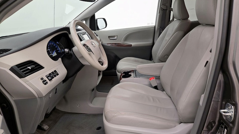 2014 Toyota Sienna XLE 11