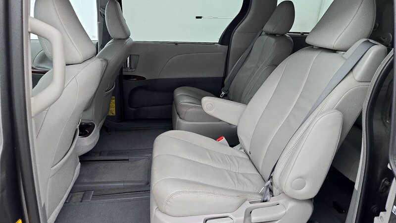 2014 Toyota Sienna XLE 21