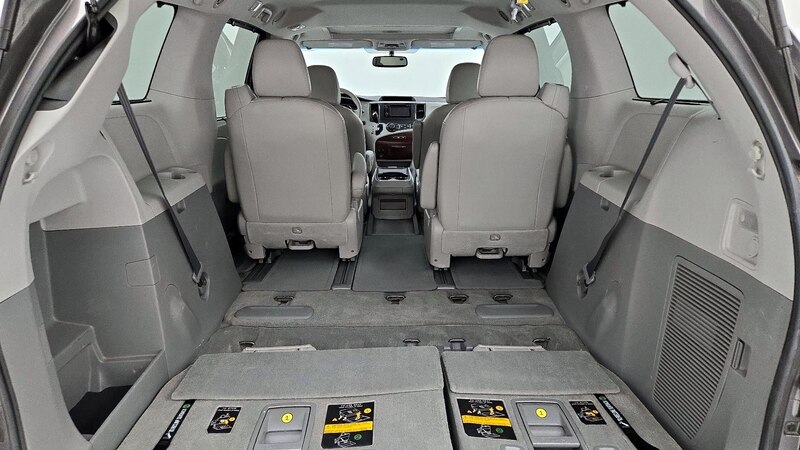 2014 Toyota Sienna XLE 24