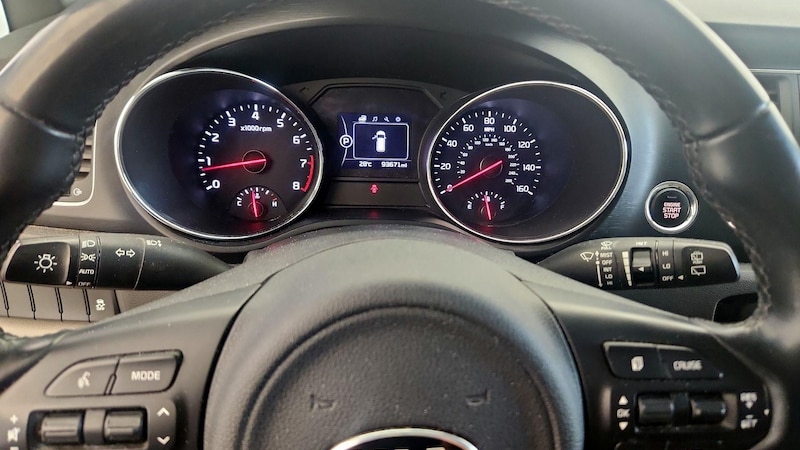 2017 Kia Sedona LX 10