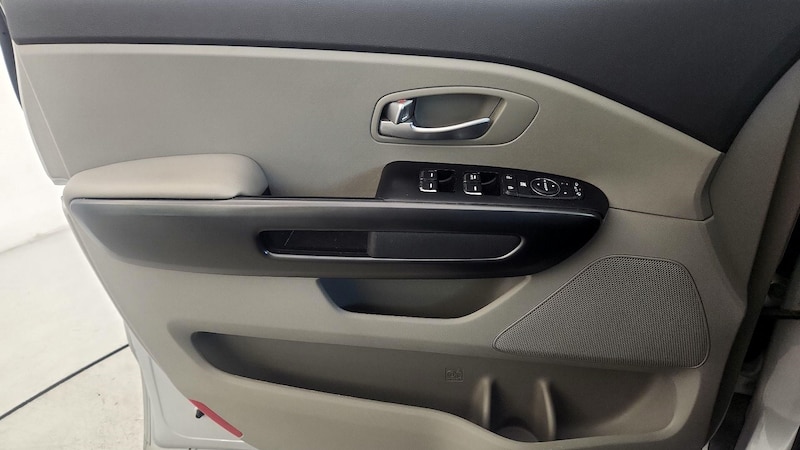 2017 Kia Sedona LX 12