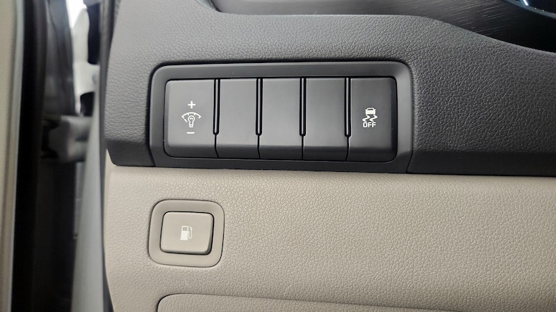 2017 Kia Sedona LX 13