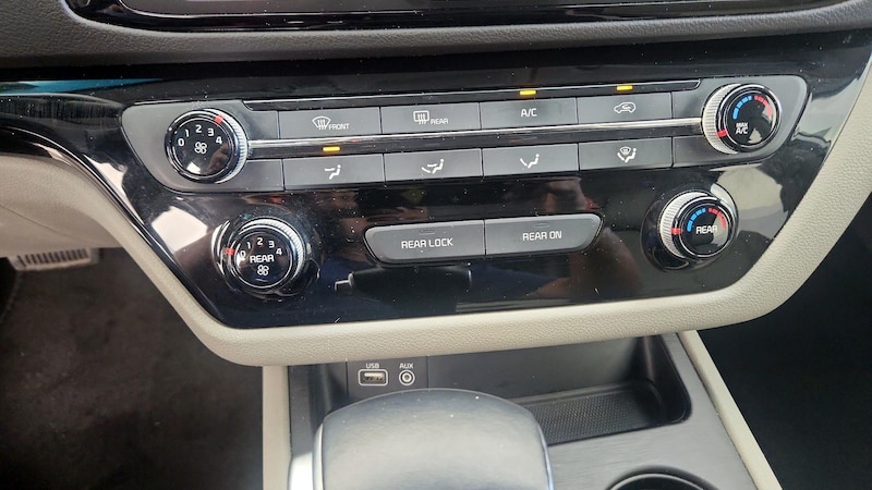 2017 Kia Sedona LX 16