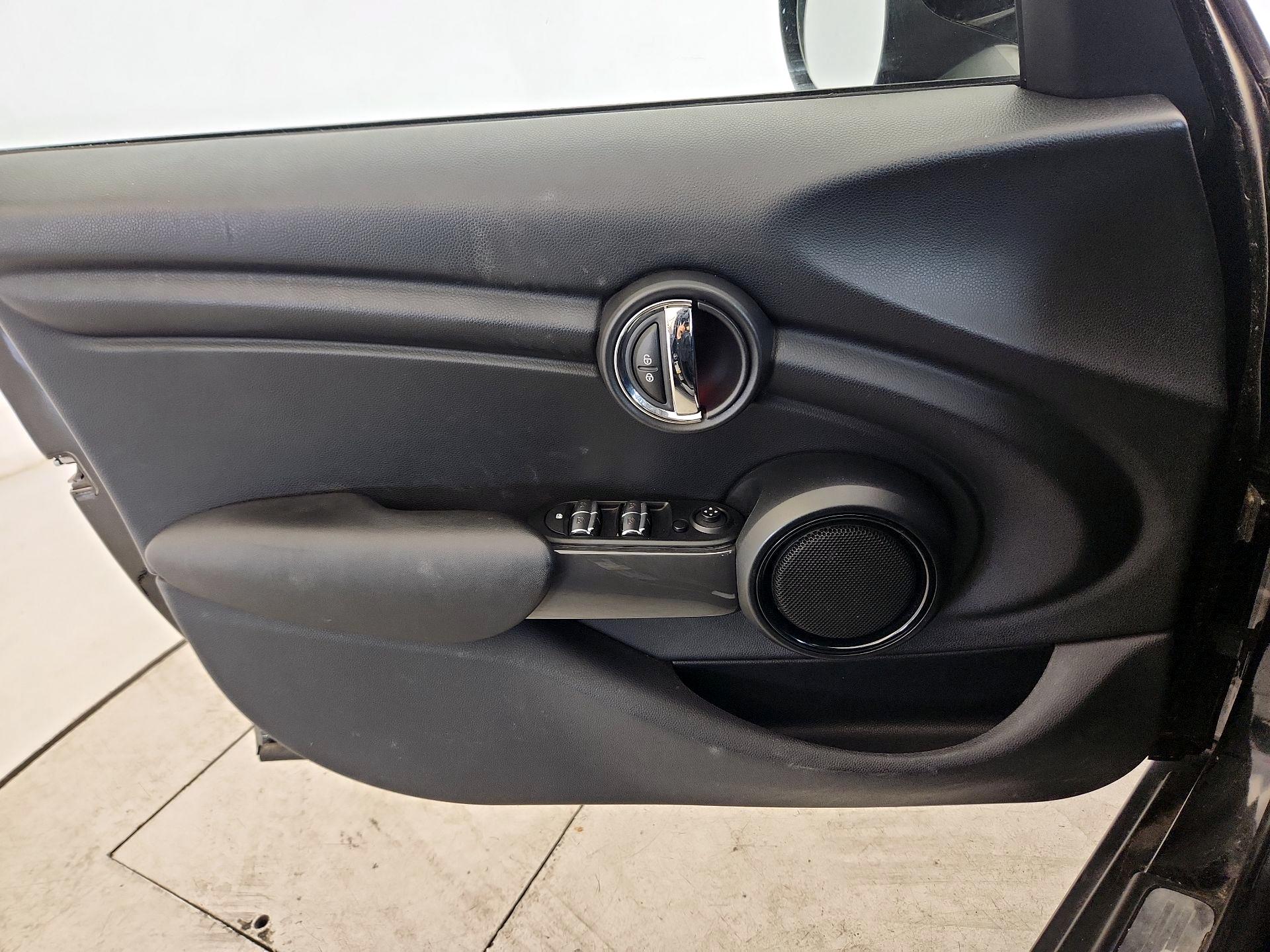 Thumbnail: 2016 MINI Cooper Hardtop - 10