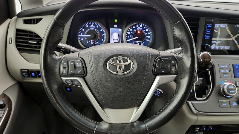 2016 Toyota Sienna XLE 10