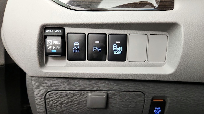 2016 Toyota Sienna XLE 13