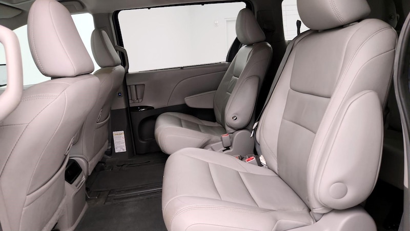 2016 Toyota Sienna XLE 21