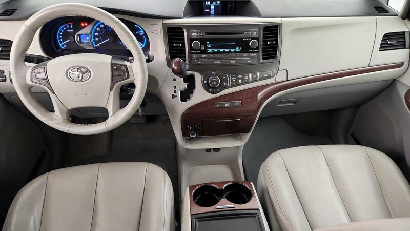 2013 Toyota Sienna XLE 9