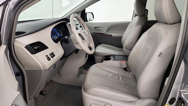 2013 Toyota Sienna XLE 11