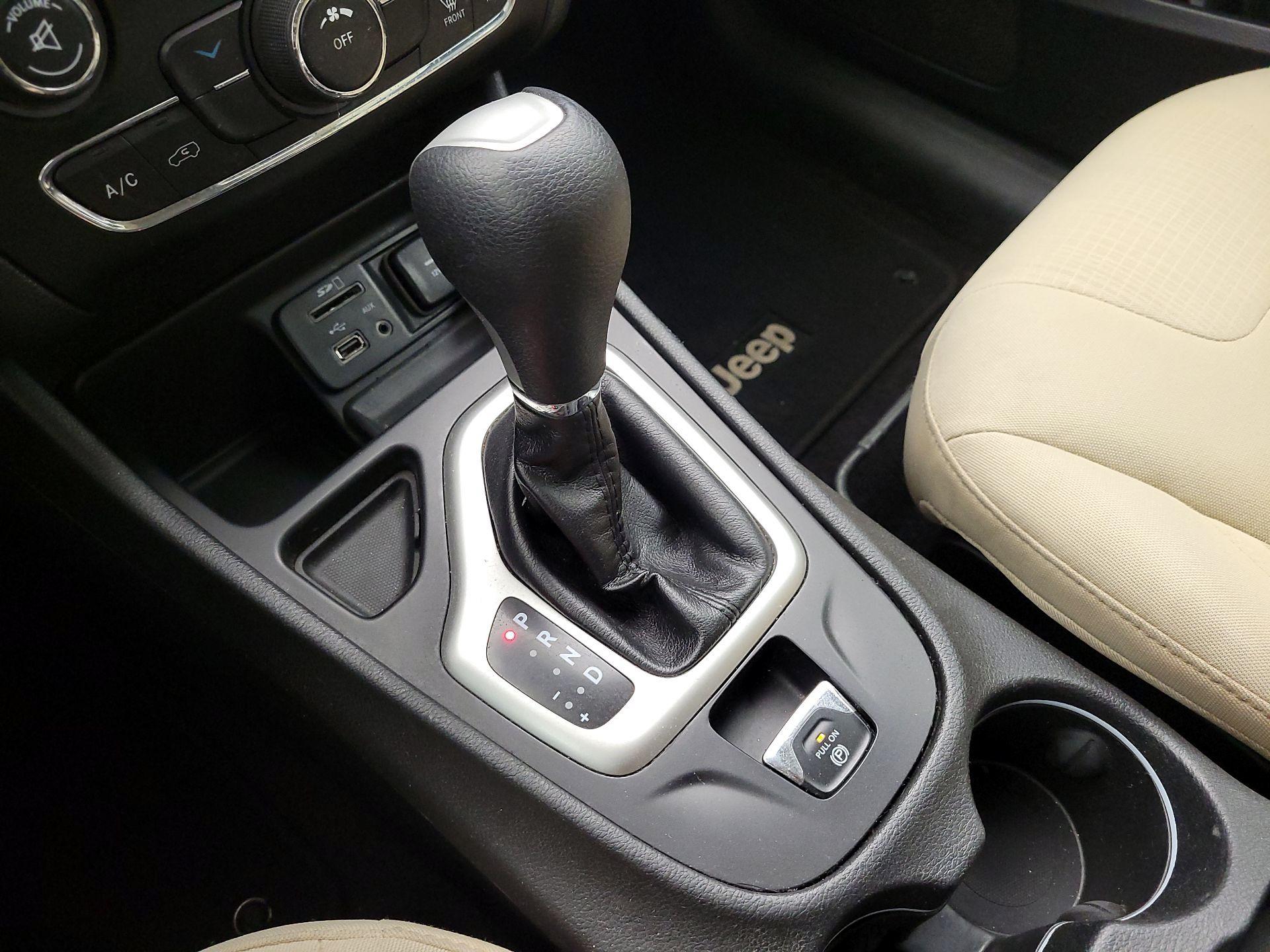 Thumbnail: 2017 Jeep Cherokee - 17