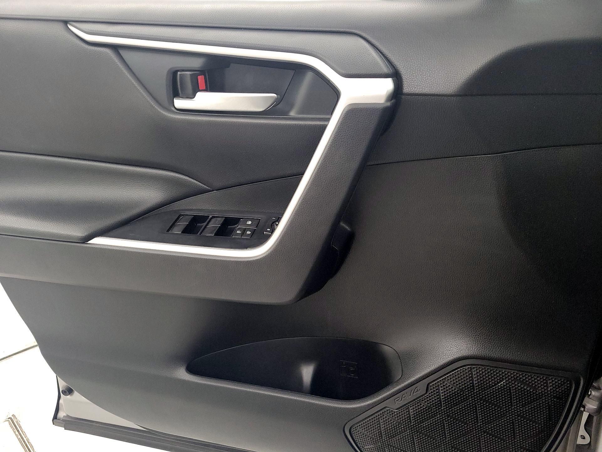 Thumbnail: 2020 Toyota RAV4 - 12