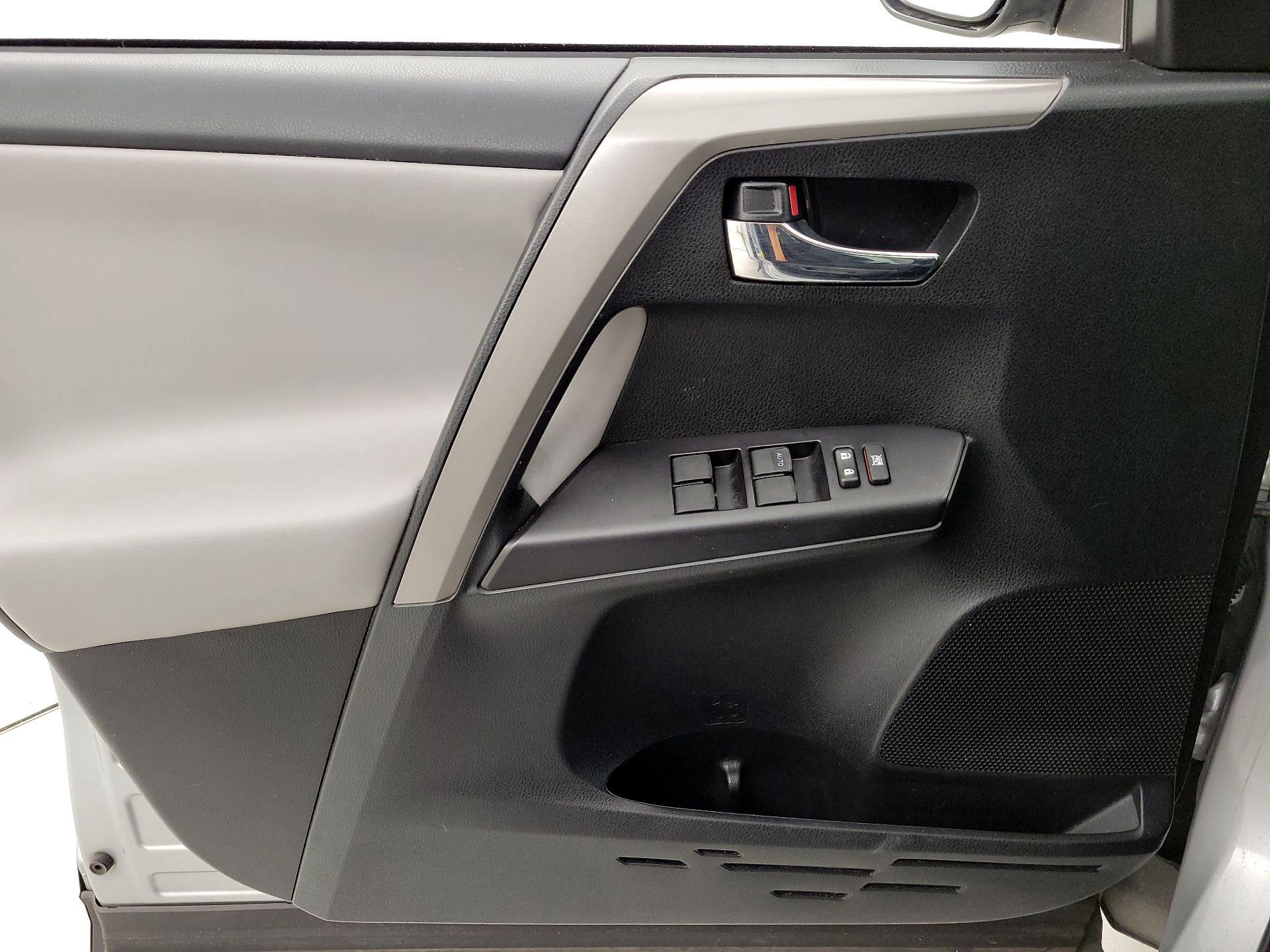 Thumbnail: 2018 Toyota RAV4 - 12
