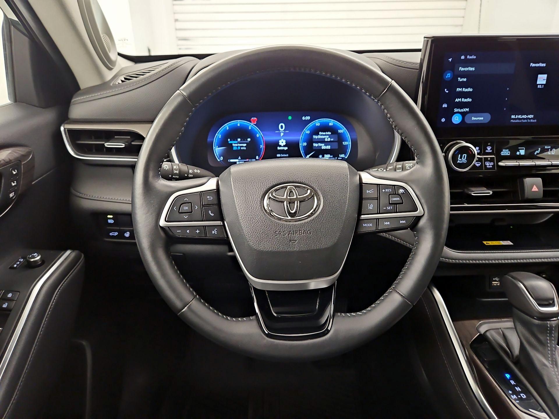 Thumbnail: 2023 Toyota Highlander - 10