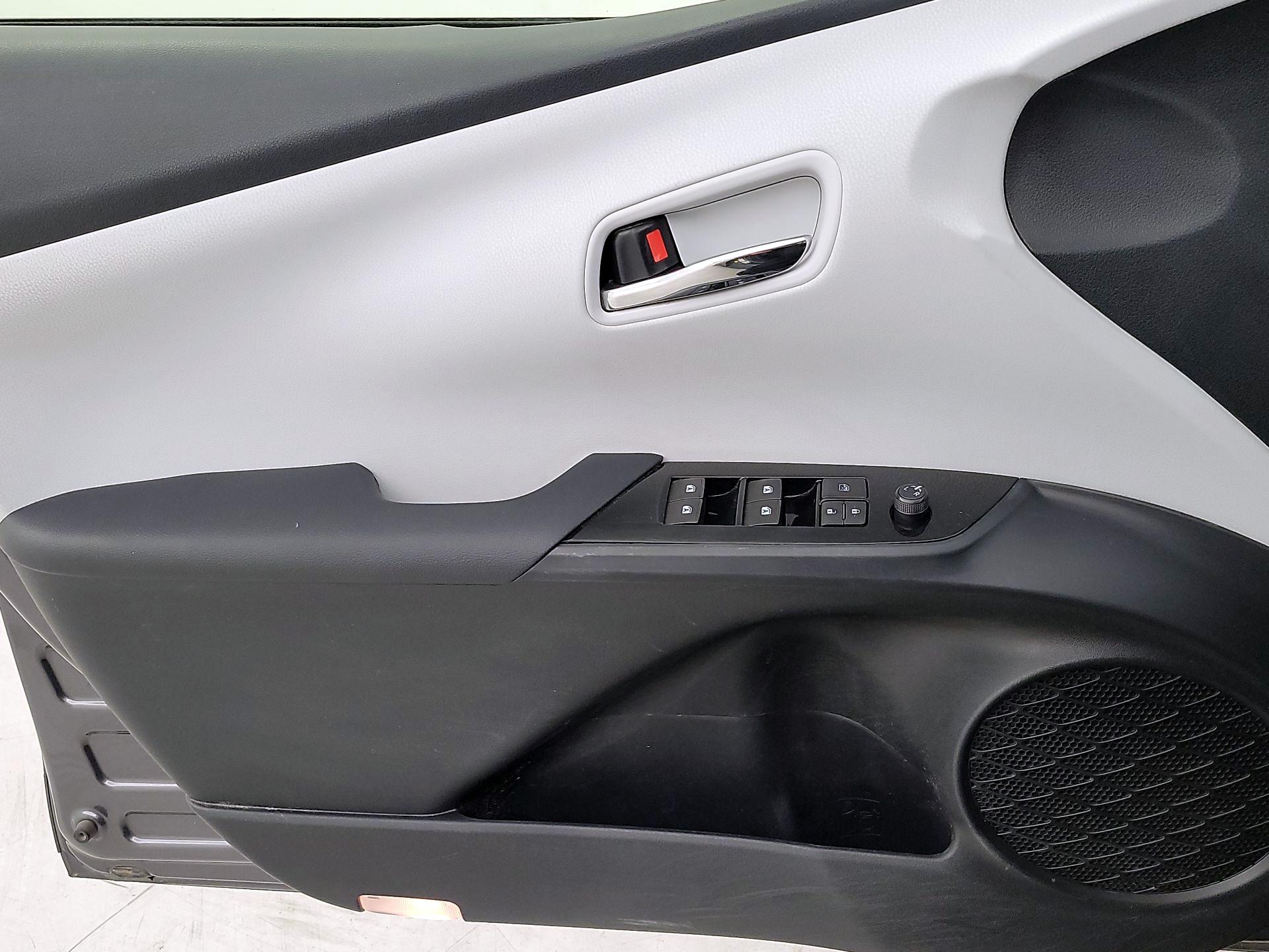 Thumbnail: 2016 Toyota Prius - 12