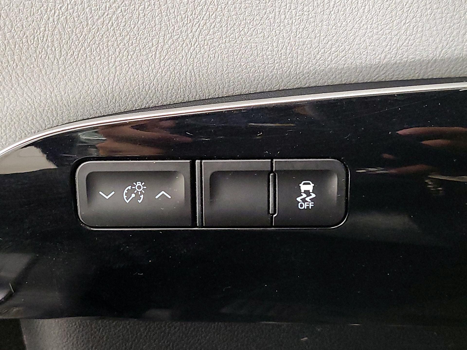 Thumbnail: 2016 Toyota Prius - 13