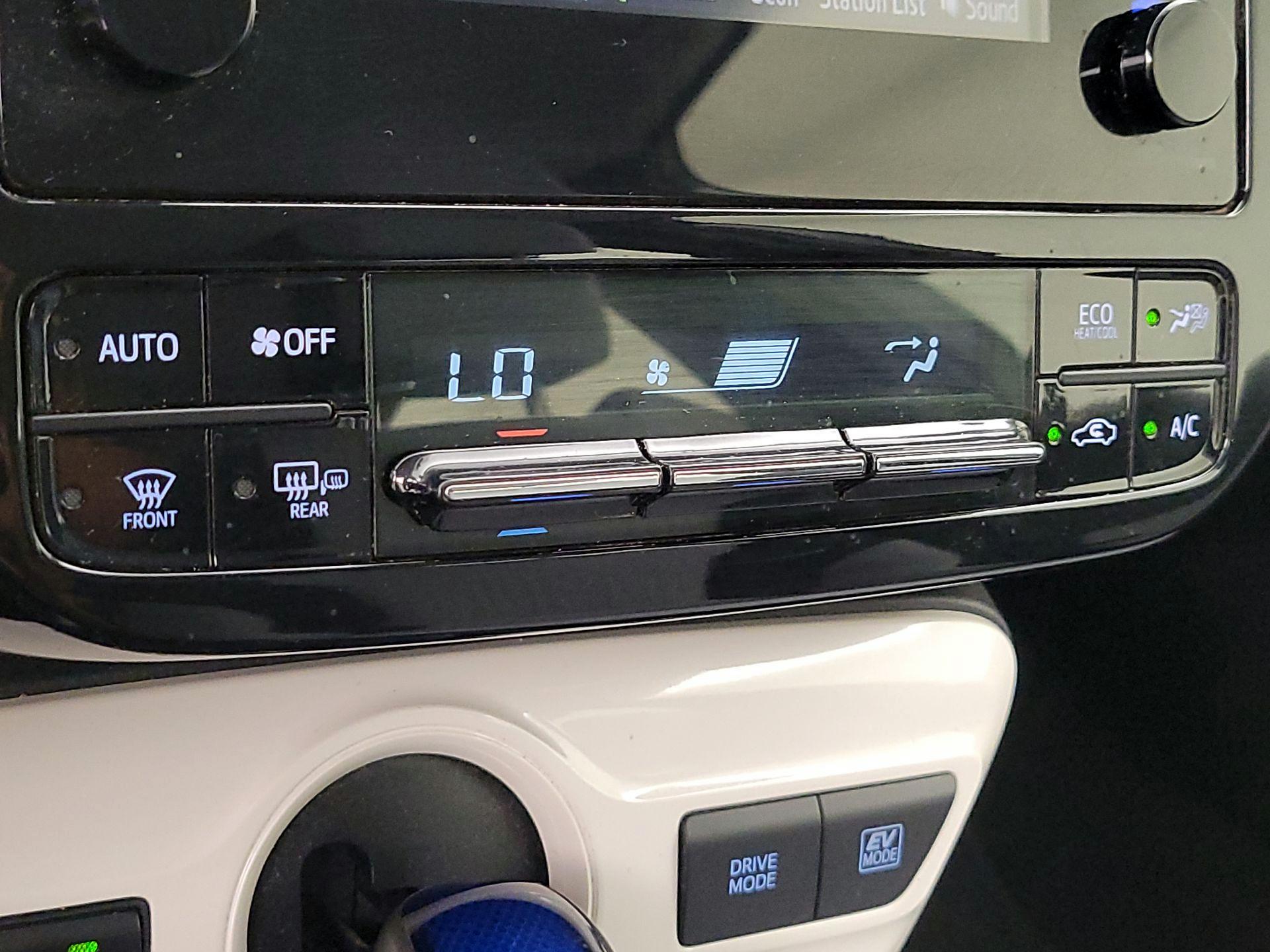 Thumbnail: 2016 Toyota Prius - 16