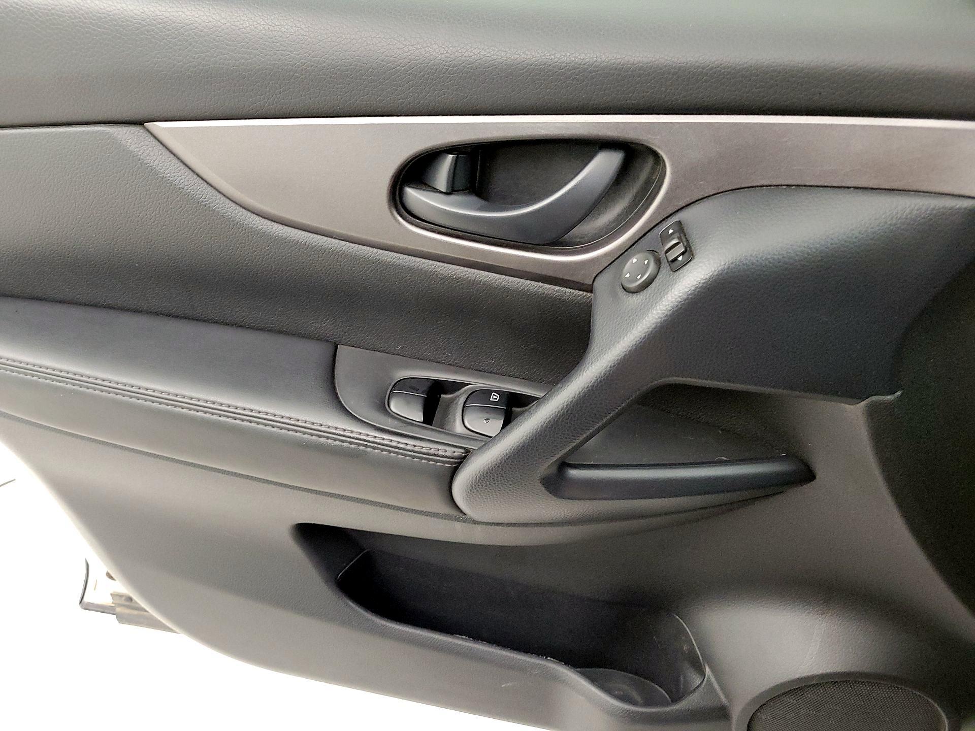 Thumbnail: 2021 Nissan Rogue Sport - 12